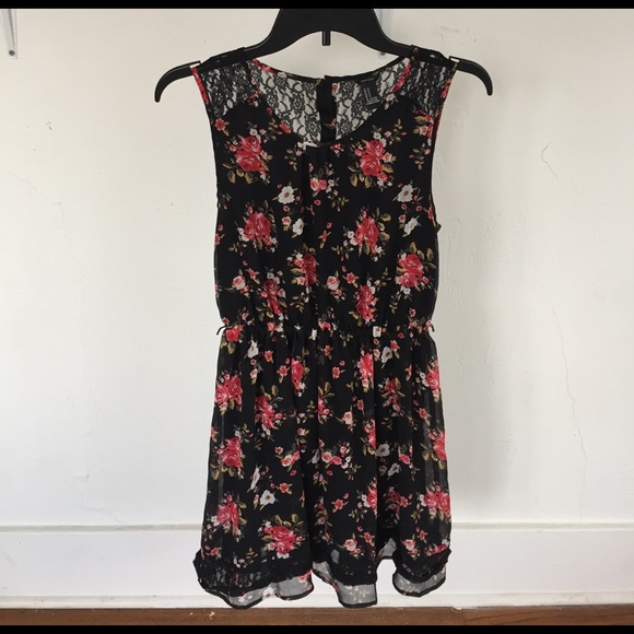 Floral dress with see-thru lace detailed back - Picture 2 of 6