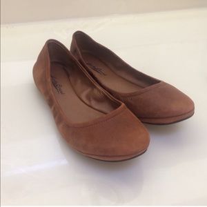 Size 8 lucky brand Emmie flats, Bourbon color