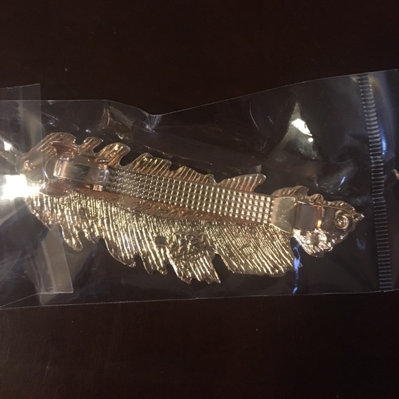 🌀3 for $10 sale🌀 feather hair clip - Picture 2 of 2