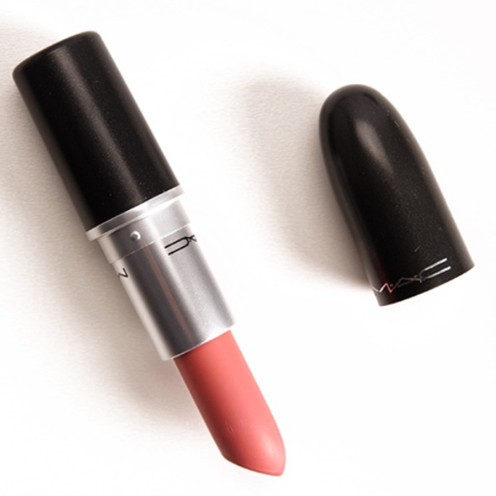 💄MAC RUNWAY HIT LIPSTICK 💄