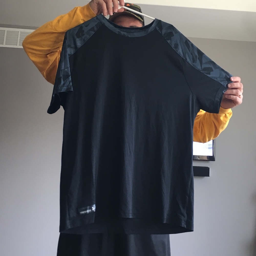 Mens under armour light weight heat gear t shirt