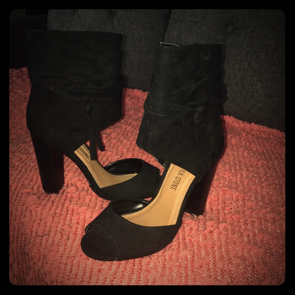 Black ankle sandals