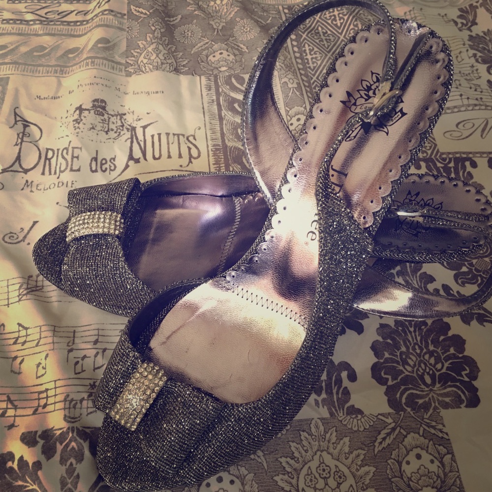 Elegant pair heels!👠