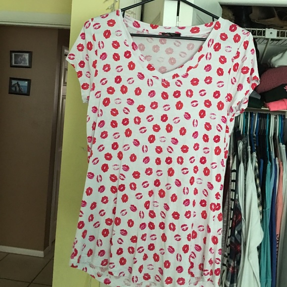 Valentine's day Lips vneck - Picture 1 of 1