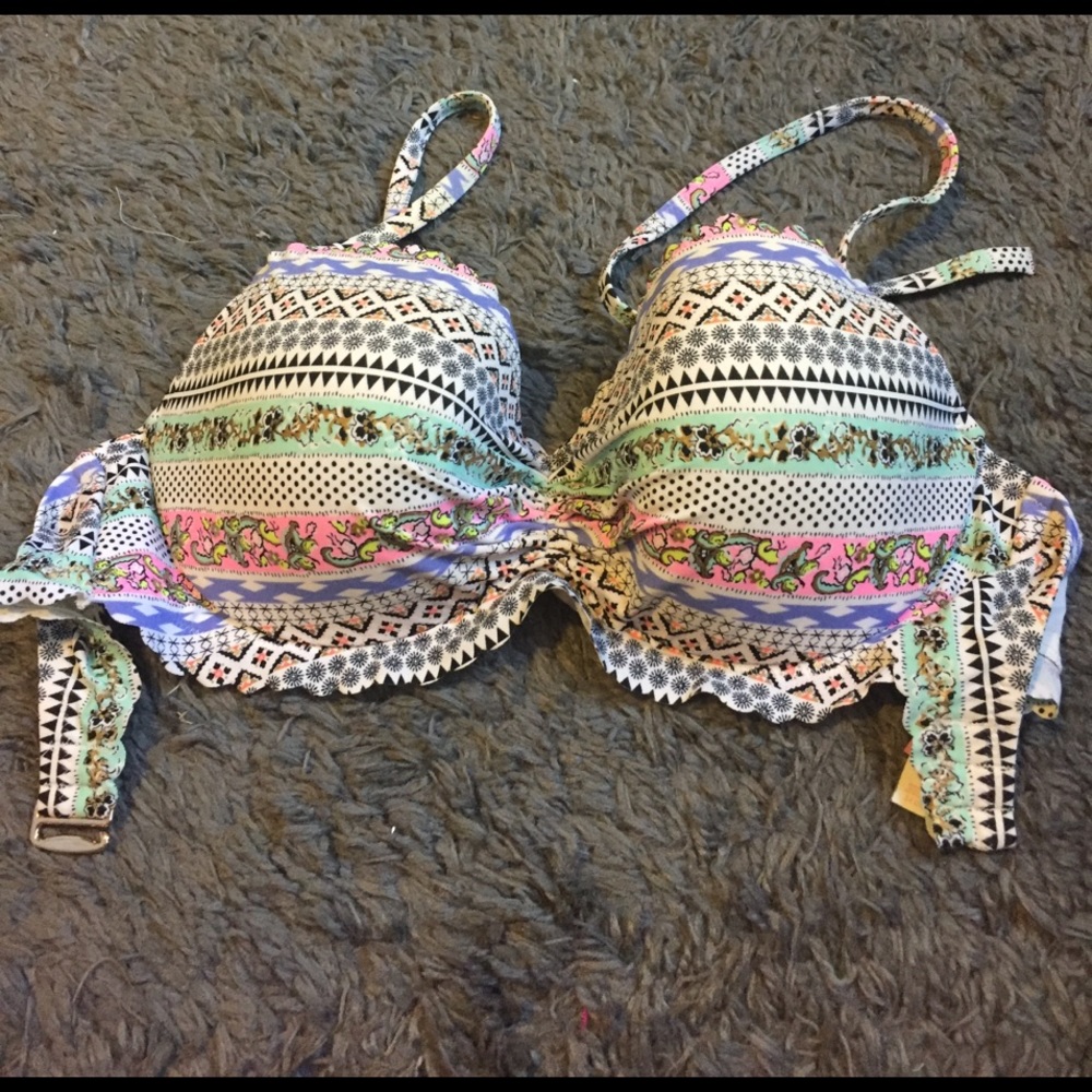 Brand new, only wore once 💗34 DD bathing suit top