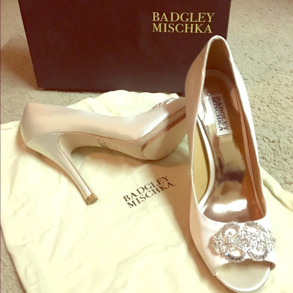NEW IN BOX Badgley Mischka Ivory "Susan" Pumps