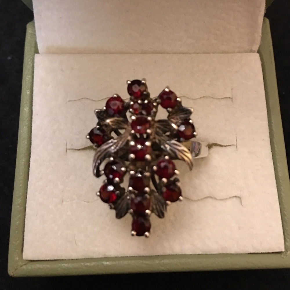 🌷Sold🌷Vintage SS deep red garnet ring