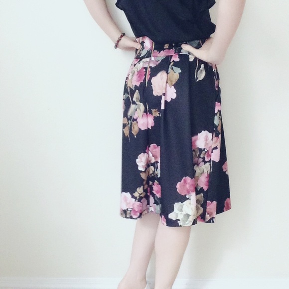 5⭐️Black Rose Floral printed scuba midi skirt - Picture 2 of 5