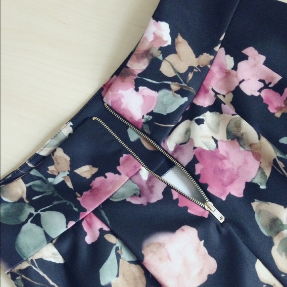 5⭐️Black Rose Floral printed scuba midi skirt - Picture 3 of 5