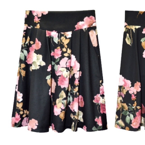 5⭐️Black Rose Floral printed scuba midi skirt - Picture 5 of 5