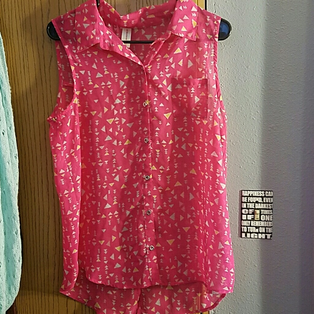 Pink tank, white, light blue and yellow triangl