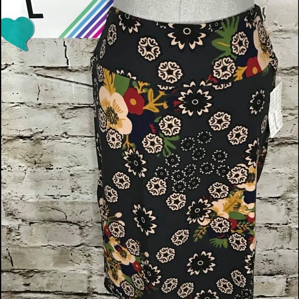 BNWT LuLaRoe Cassie skirt L grey black floral