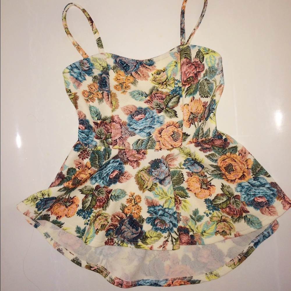 NWT 🎉🎉 spaghetti strap peplum floral blouse