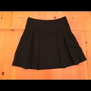 Banana Republic black pleated skirt size 8