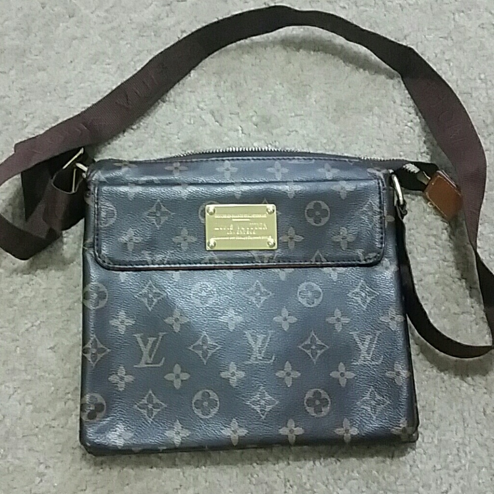 Louis Vuitton crossbody...NOT AUTHENTIC