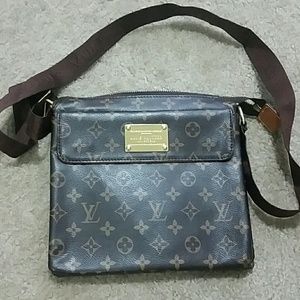 Louis Vuitton crossbody...NOT AUTHENTIC