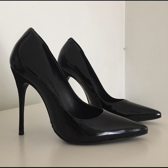 schutz black pumps