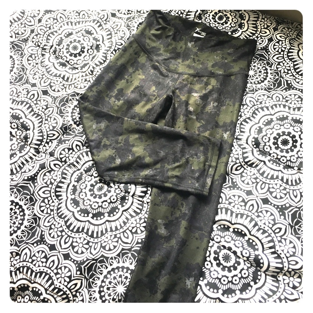 Old Navy active Camo Crops