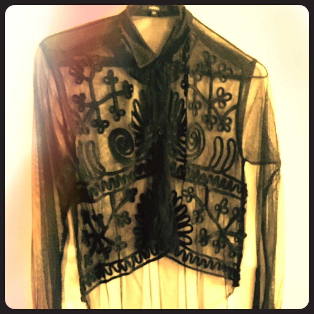 NWOT Millau Sheer Embroidered Hi-Lo Blouse Size XS