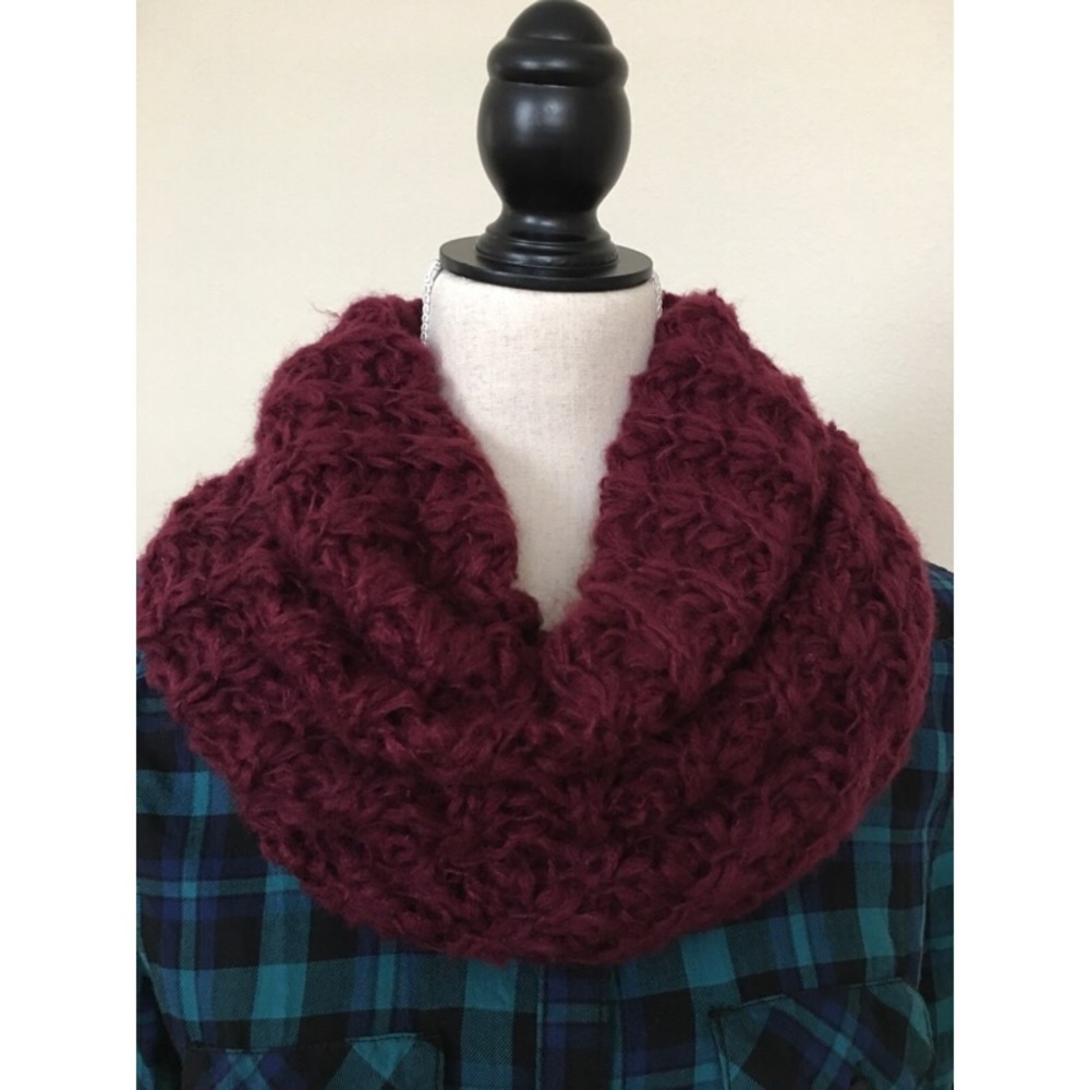 ❤🌹Beautiful burgundy Infiniti scarf.