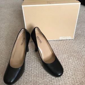 MICHAEL Michael Kors black platform pump