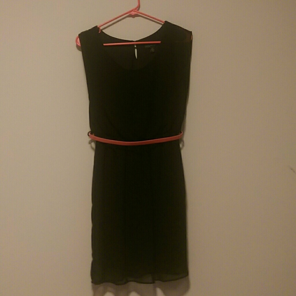 Black sleeveless dress