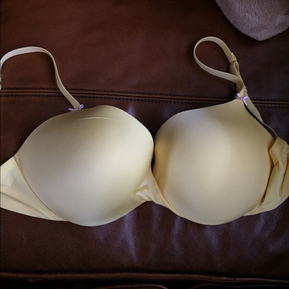 Like new Victoria Secrets bra. Yellow - size 36D!