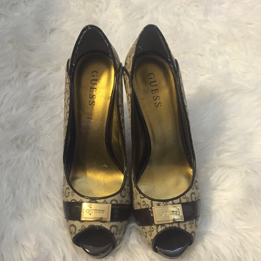 Guess pumps