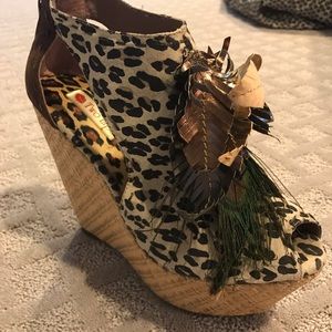 Two lips wedges size 9