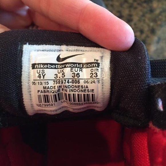 2015 Nike Hyperdunks, size 4 - Picture 2 of 3