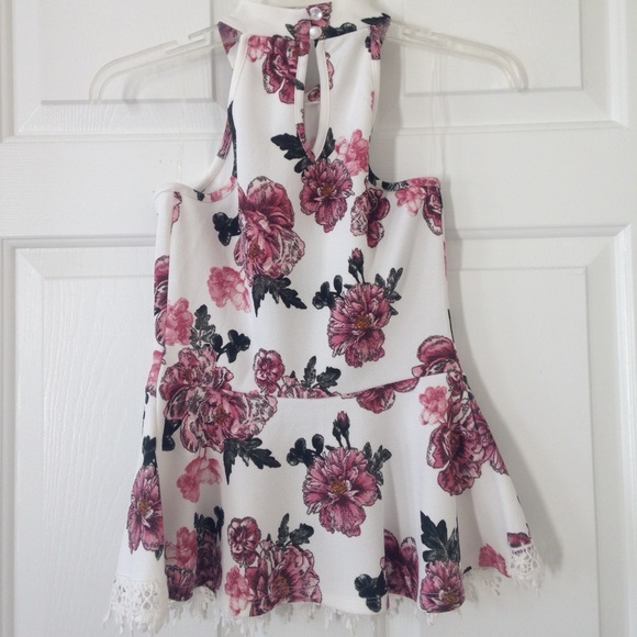 🌸Floral Peplum Top🌸 - Picture 2 of 3