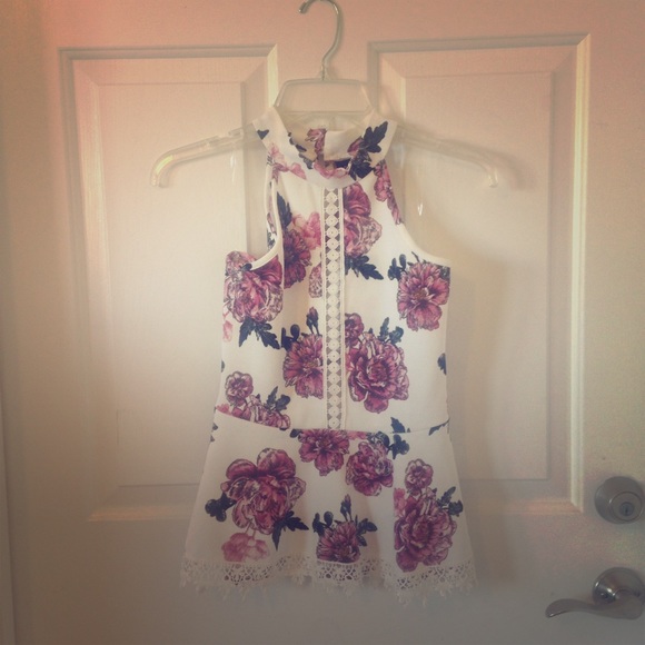 🌸Floral Peplum Top🌸 - Picture 3 of 3