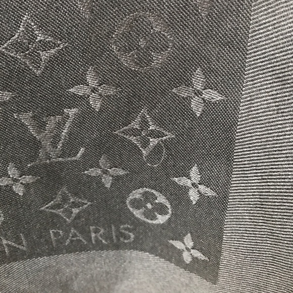 Louis Vuitton scarf gray color - Picture 3 of 4