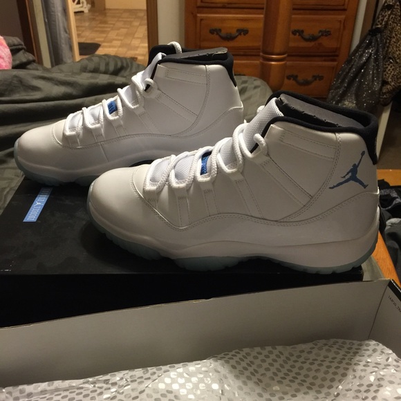 Retro Jordan 11\'s Legend Blue size 9... Never worn
