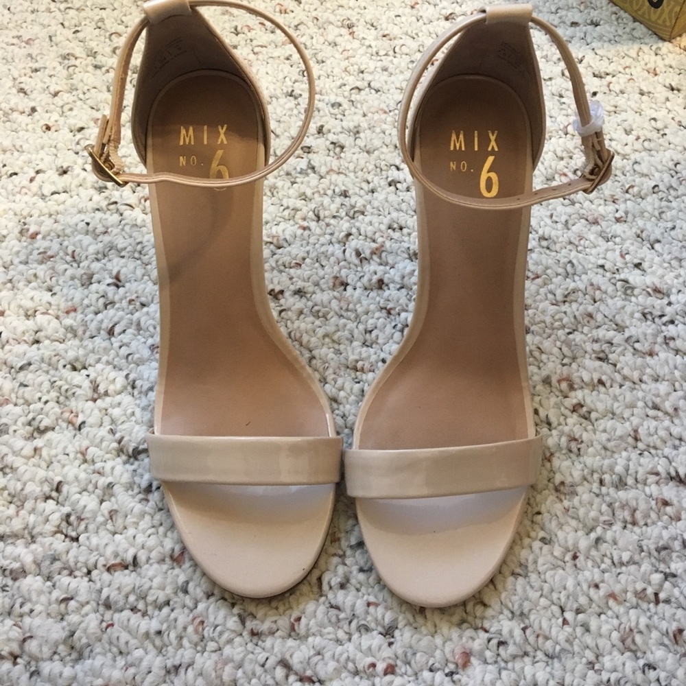 Mix 6 nude heels size 7.5