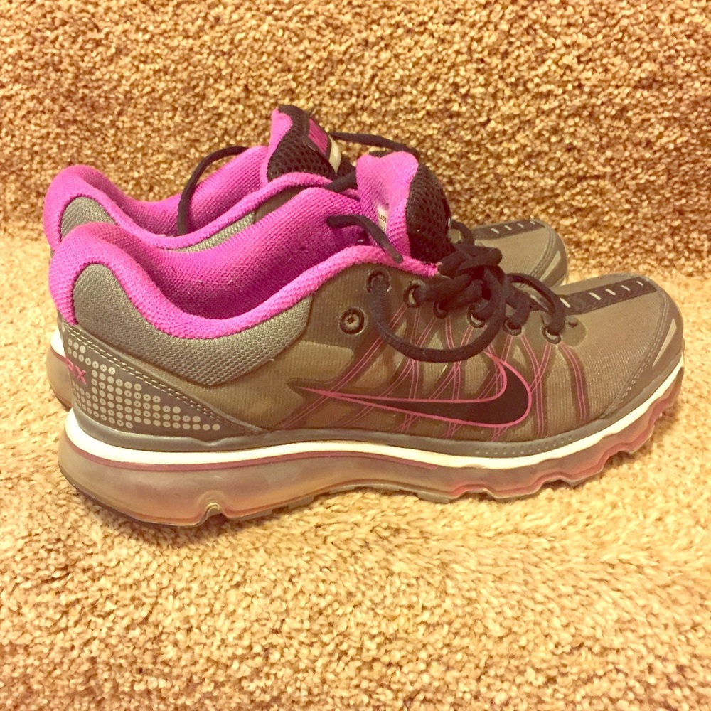 Women's Nike Airmax Tennis Shoes - Size 7