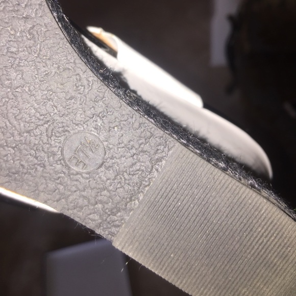 Authentic Fendi heels - Picture 2 of 3