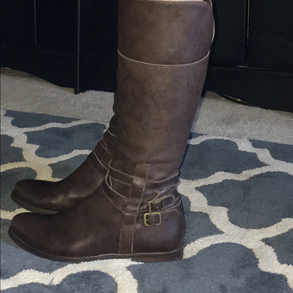 Brown boots /buckles on side