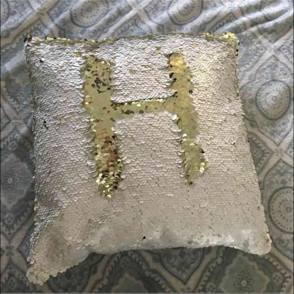Color changing sequin decor pillow