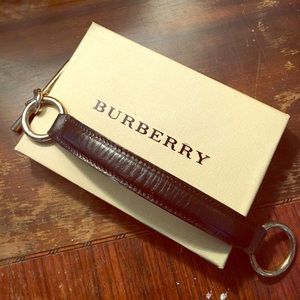Burberry toggle bracelet in black leather.