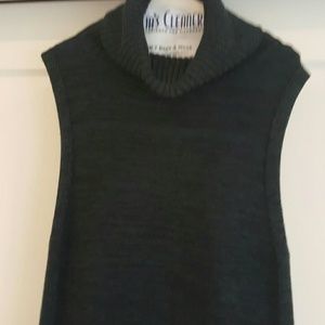 Sleeveless turtleneck sweater.