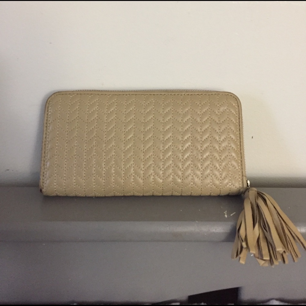 Levenger tan leather wallet zip up accordion
