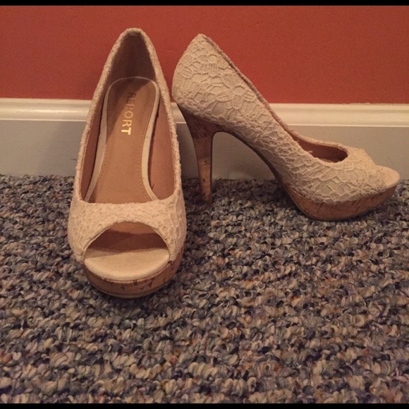 Cream color lace heels size 6 brand new SALE ** - Picture 2 of 2