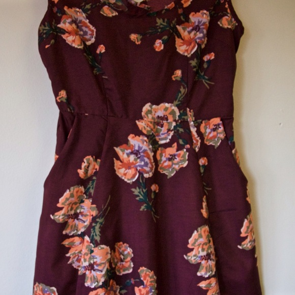 ☀️SALE☀️ Floral maroon openback dress with pockets - Picture 2 of 4