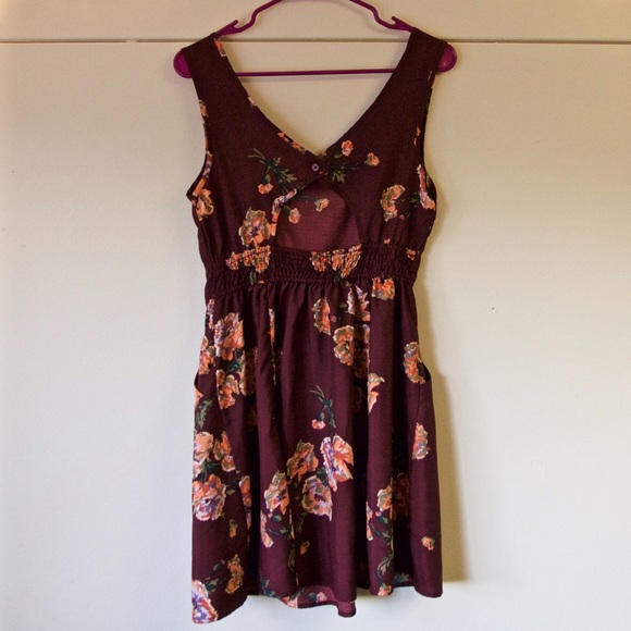 ☀️SALE☀️ Floral maroon openback dress with pockets - Picture 3 of 4