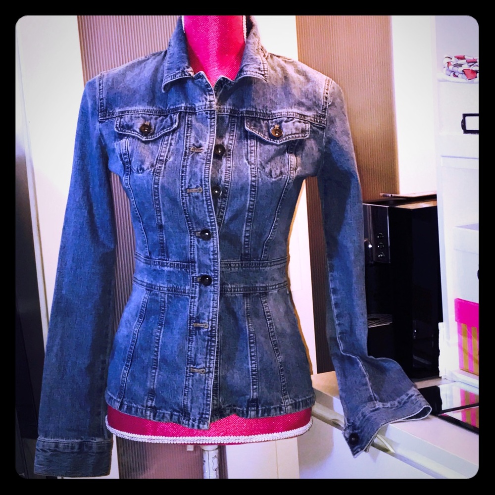 DKNY JEANS fitted jean jacket. EUC.