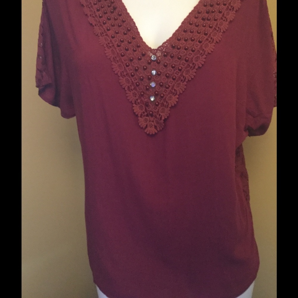 🆕👚AUCTION PRICE👩🏻‍⚖️ Pretty Lace Rhinestones Blouse