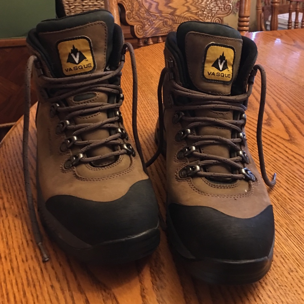 Vasque gore-tex men's boots!!!! Size 9!