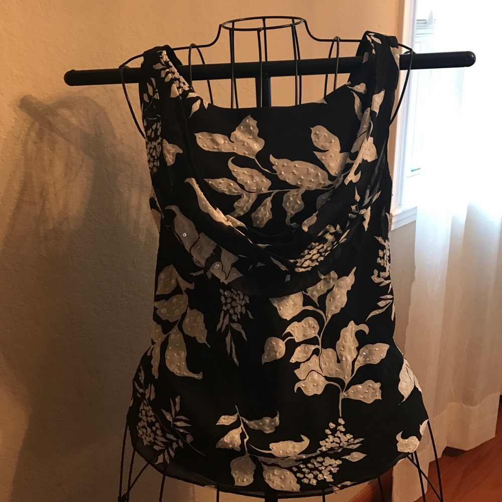 Scalloped leaf lined sleeves blouse with back