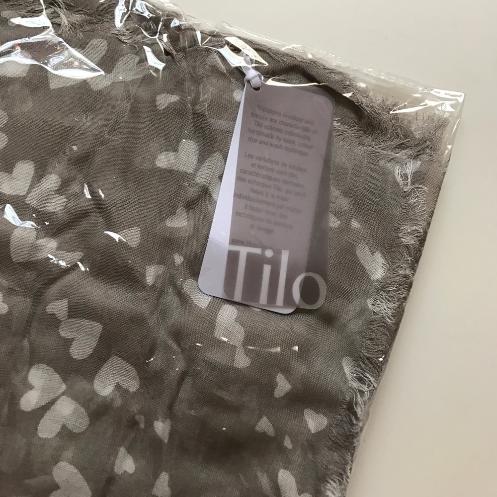Tilo grey and white heart scarf